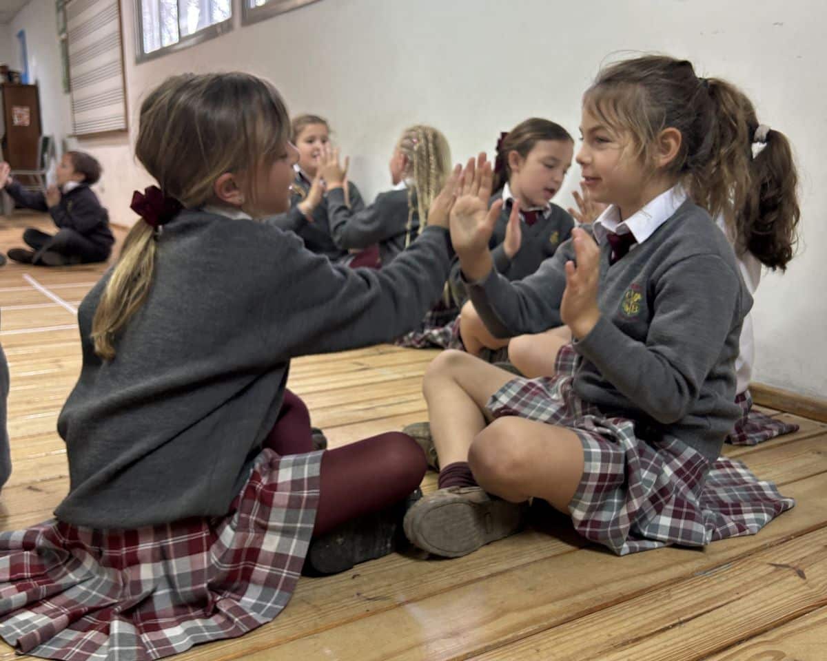 Nivel Primario - estudiantes aprendiendo en equipo